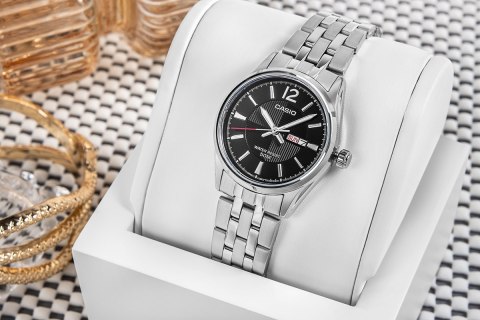 Damski Zegarek CASIO LTP-1335D-1AVDF z Datownikiem