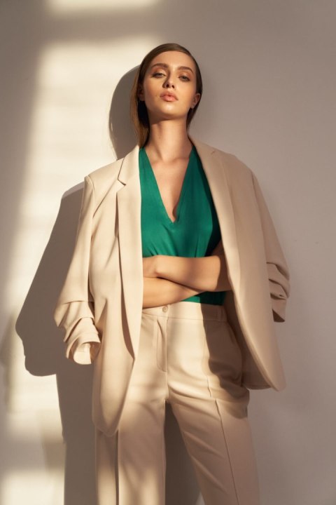 Beżowa marynarka bez zapięcia